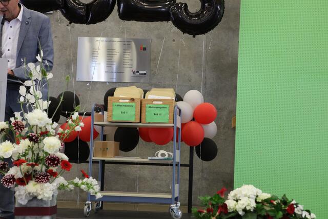 In zwei unscheinbaren Holzkisten warteten 111 Umschläge auf die Übergabe an die frischgebackenen Absolventen des Gymnasiums. | Foto: Andreas Unbehaun