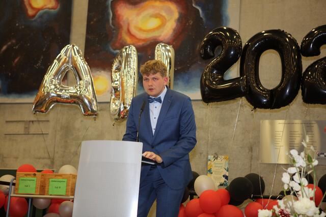 Fabian Enzensberger überraschte die Gäste mit einer sehr unterhaltsamen Rede, in der er sich im Namen der Schülerinnen und Schüler bei Lehrern und Eltern bedankte. | Foto: Andreas Unbehaun