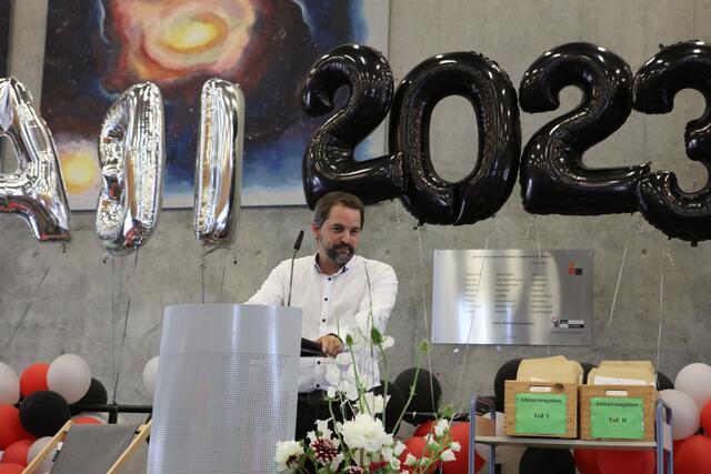 Der Vorsitzende des Elternbeirats, Stefan Kerpes, bei seiner Ansprache an die Gäste. | Foto: Andreas Unbehaun