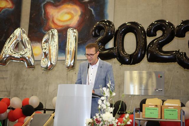 Heroldsbergs Bürgermeister Jan König zeigte zu Beginn seiner Rede gesangliche Qualitäten, als er den Song „Summer Feeling” von Kate Yanai frei anstimmte. Besser bekannt ist das Lied als Werbesong unter dem Titel „Bacardi Feeling”, wobei auch Jan König das Motto des Abschlussjahrgangs brillant aufnahm. | Foto: Andreas Unbehaun