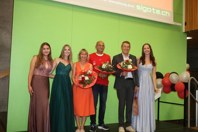 Ein Blumenstrauß als Dankeschön für Regina Heck, die gute Seele des Gymnasiums, die die Abschlussfeier koordinierte, Oberstufenkoordinator Markus Feiler (hier schon im Trikot des 1. FC Köln) und Schulleiter Burkard Eichelsbacher. | Foto: Andreas Unbehaun