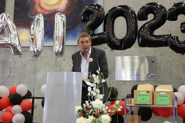 Schulleiter Burkard Eichelsbacher begrüßte alle Gäste und richtete sich in seiner Rede an die Absolventen. | Foto: Andreas Unbehaun