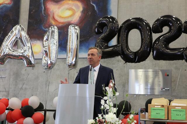 Der Landrat des Landkreises Erlangen-Höchstadt, Alexander Tritthart, war in diesem Jahr in Eckental zu Gast. Keine Selbstverständlichkeit bei insgesamt vier Landkreisgymnasien, die alle zur gleichen Zeit ihre Abschlussfeier abhielten. | Foto: Andreas Unbehaun