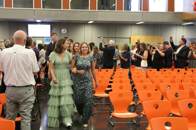 Um sie ging es: Die Abiturienten ziehen in die Aula ein. | Foto: Andreas Unbehaun