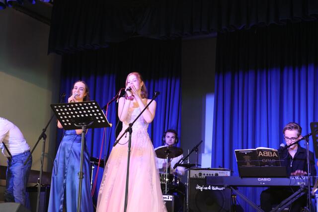 Schülerinnen singen im Duett | Foto: Andreas Unbehaun