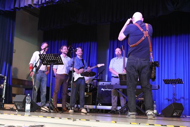 Der Fotograf Michael Schober schießt eine Aufnahme von der Lehrerband | Foto: Andreas Unbehaun