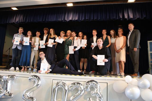 Die Schülerinnen und Schüler mit den besten Abschlüssen wurden gesondert beglückwünscht. | Foto: Andreas Unbehaun