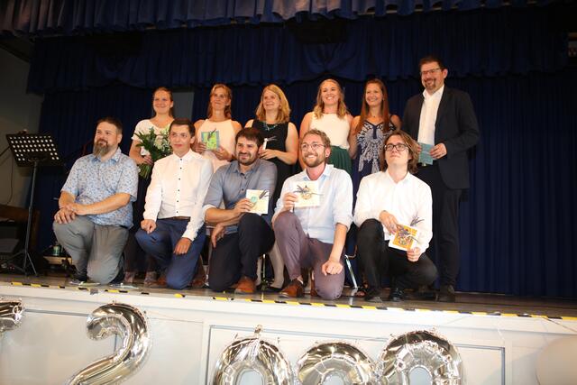 Die Lehrerinnen und Lehrer erhielten kleine Präsente als Dank von den Schülern. | Foto: Andreas Unbehaun