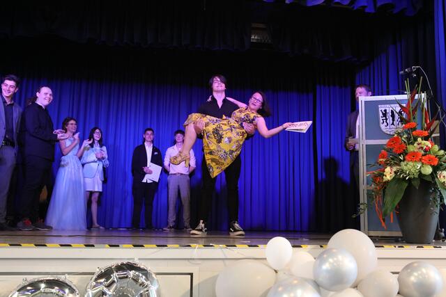 Mancher Schüler bedankten sich mit besonderen Gesten bei ihrer Klassenlehrerin | Foto: Andreas Unbehaun