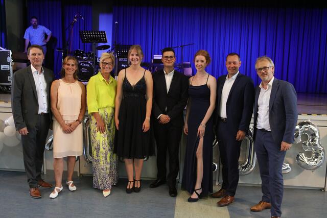 Schulleiter Michael Gebhard, seine Stellvertreterin Kerstin Jeger, Eckentals Bürgermeisterin Ilse Dölle, die drei Schülersprecher, Landrat Armin Kroder und IHK-Vorsitzender Johannes Bisping | Foto: Andreas Unbehaun