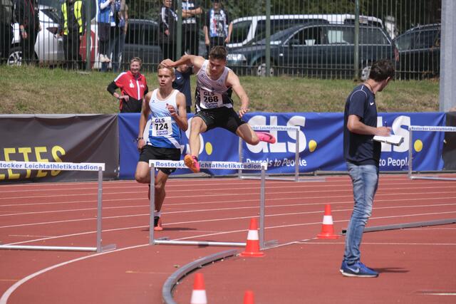 Niklas Göhl über 400m Hürden.