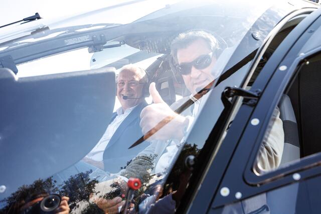 „Daumen hoch” signalisiert Ministerpräsident Markus Söder. | Foto: Matthias Balk