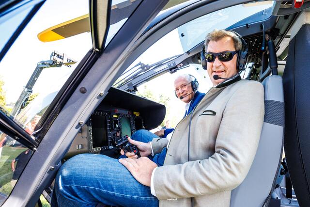Ministerpräsident Markus Söder ließ es sich nicht nehmen, für ein Foto auf dem Pilotensitz Platz zu nehmen. Neben ihm Innenminister Herrmann. | Foto: Matthias Balk