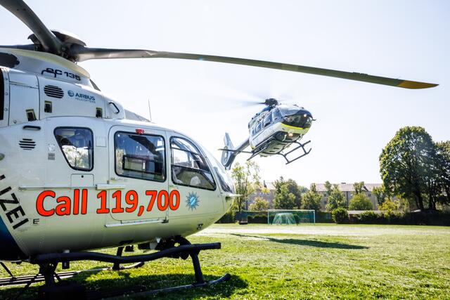 Das bisherige Modell EC 135, hier im Vordergrund, wird von dem neuen Airbus H 145 abgelöst, der hier gerade einschwebt. | Foto: Matthias Balk