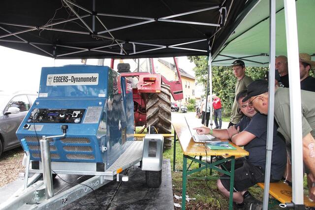 Fachsimpeln: Bernd Schmidt von Schmidt Landtechnik erläutert die Messung (freiwillig auf Wunsch) am Motor-Leistungsprüfstand. | Foto: Uwe Rahner