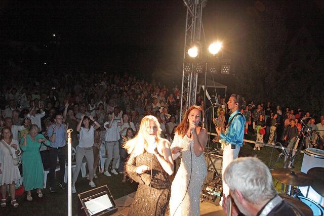 „Thank You for The Music“: Die Künstler bedankten sich am Ende für die Riesenstimmung beim Publikum und bei den Veranstaltern. | Foto: Uwe Rahner