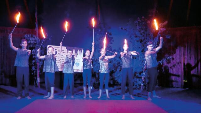 Spannende Showeinlagen, auch mit echtem Feuer, entführten die Besucher in geheimnisvolle Welten. | Foto: Privat