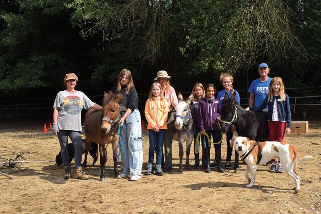 Die Esel und der Hund hatten viele liebevolle Betreuerinnen, die bei den „Zirkuslektionen“ mit ihnen geübt haben. | Foto: Privat