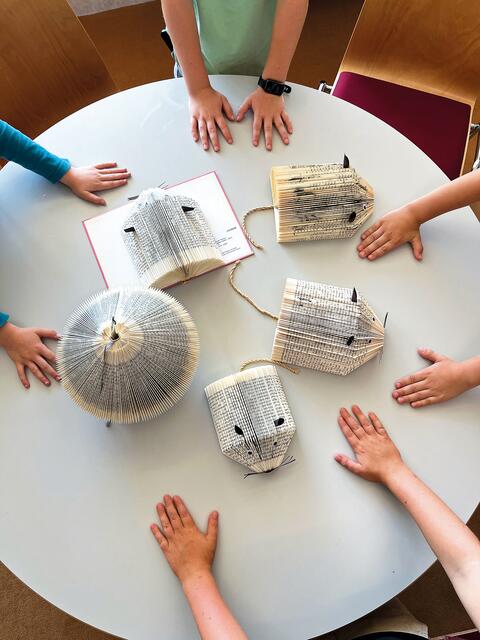 Im Rahmen des Heroldsberger Ferienprogramms haben Kinder ausgediente Bücher zu Mäusen oder Diamanten gefaltet. | Foto: Privat