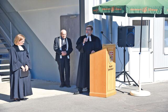Pfarrerin Susanne Spinnler (Kirchrüsselbach), Pfarrer a.D. Wolfgang Kuntze (Weißenohe) und Pfarrer Leonhard Hewelt (Igensdorf, von links) erteilten dem Projekt interkommunaler Bauhof den geistlichen Segen. | Foto: Sabine Büssert