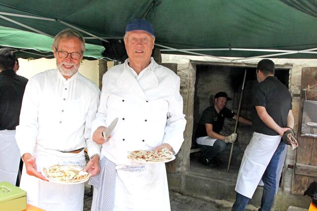 Bei Johannes Schalwig und Gerhard Püchner standen die Besucher am Backofen vor der Kulturscheune Schlange. | Foto: Uwe Rahner