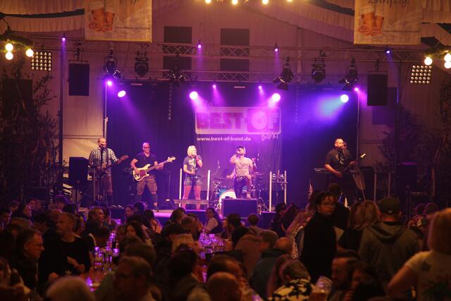 Party im großen, vollen Festzelt mit der „Best-of-Band” | Foto: Uwe Rahner