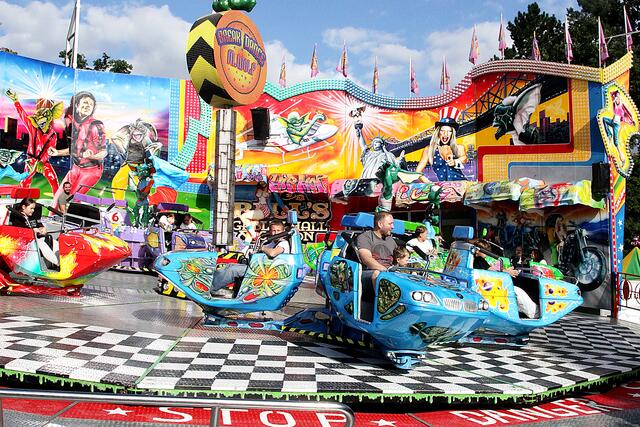 Der „Break Dance” wirbelt die Besucher wild umher – am Tag… | Foto: Uwe Rahner