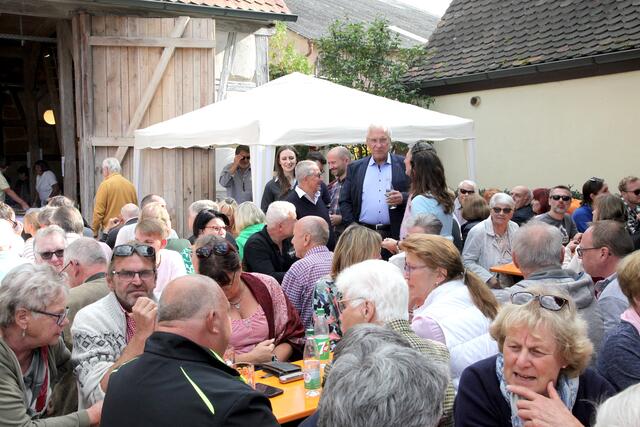 Prominenter Besuch: Innenminister Joachim Herrmann unter den Kulturfreunde Heroldsberg und ihren Gästen. | Foto: Uwe Rahner