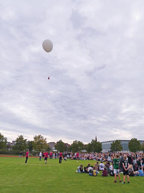 Gelungener Start: Die Sonde ist noch zweieinhalb Meter über dem Boden, der Ballon trägt sie schon aus beträchtlicher Höhe. | Foto: Privat