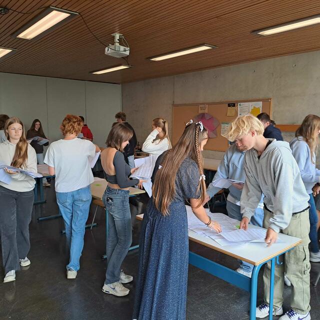 Nach der korrekten Abgabe der Stimmen wurden die Stimmzettel vom Oberstufenkurs 2sk2 ausgezählt.