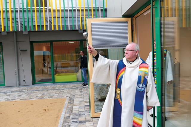 Dekan Martin Emge segnete die neue Anlage. | Foto: Bettina Dennerlohr