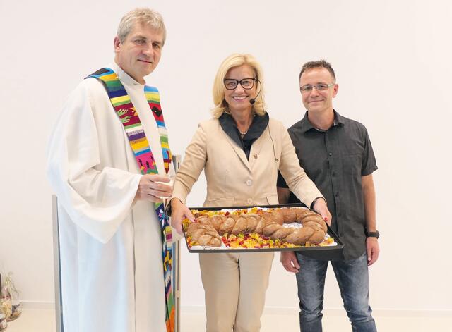Backwerk auf Gummibärchen: Symbolische Schlüsselübergabe von Bauherrin 1. Bürgermeisterin Ilse Dölle an  Kita-Leiter Torsten Schweikart (rechts) und Pfarrer Andreas Hornung für den Träger, die Katholische Kirchenstiftung Stöckach-Forth. | Foto: Bettina Dennerlohr