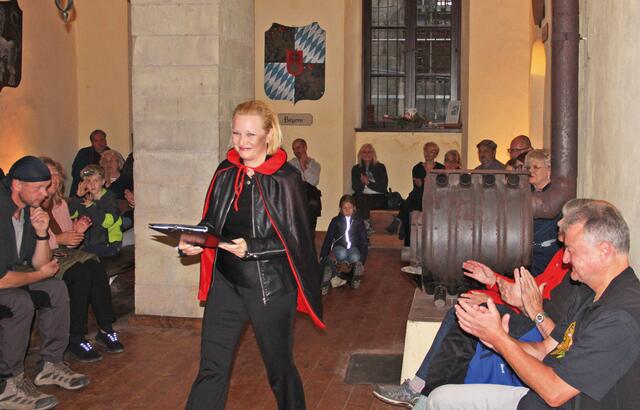 Simone Pavel erzählt von dem „Grauen Mann“ auf der Festung. | Foto: Udo Schuster