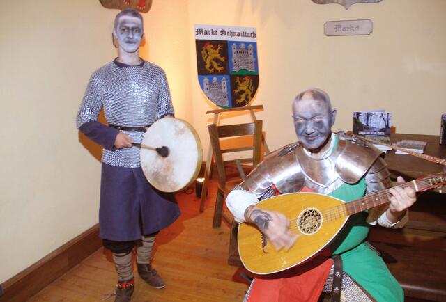 Die beiden Ritter unterhielten die Gäste mit Balladen in der Stockwache. | Foto: Udo Schuster