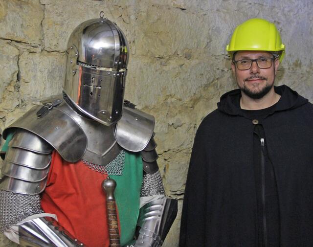 Der Ritter steht neben Erzähler, Alexander Pavel. | Foto: Udo Schuster