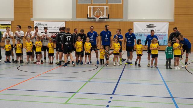 Mannschaft mit Einlaufkinder | Foto: Stefan Schneider