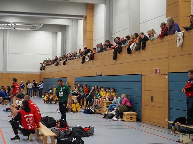 Zuschauer und Gäste auf der Empore, da die Tribüne immer noch defekt ist. :-( | Foto: Stefan Schneider