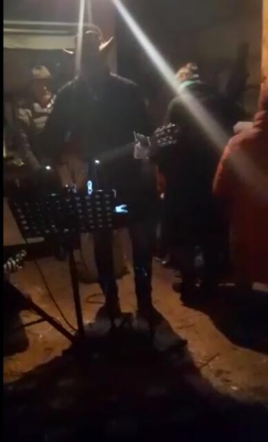 Eric Damster bei seinem Auftritt - im Hintergrund das leckere Buffet in der Jacoby-Scheune | Foto: Hedwig Jacoby