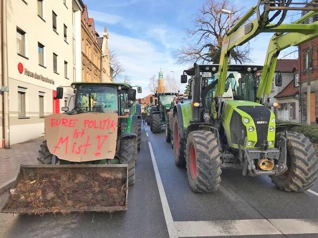 Mist kann wertvoller Dünger sein – oder umstrittene Politik: Demo in Erlangen vor Weihnachten. | Foto: Privat