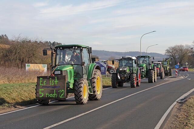 Zum Protestieren fuhren viele Landwirte per Bus – einige junge Landwirte wollten in Erlangen auch mit ihren Arbeitsgeräten Präsenz zeigen. | Foto: Uwe Rahner