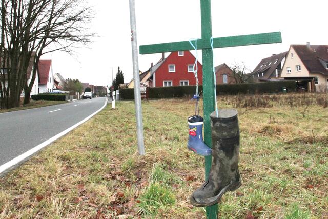 Stiller Protest am Straßenrand: Grüne Kreuze und ausgediente Gummistiefel erinnern auch jetzt wieder an das fortschreitende Höfesterben vor allem bei Familienbetrieben. | Foto: Uwe Rahner