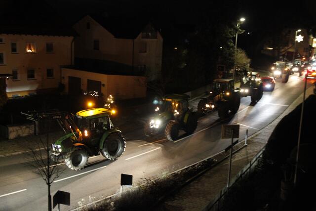 Kalchreuther Bauern machen mobil: Nach dem Treffen am Dorfplatz machte sich der Schlepper-Konvoi mit 11 Traktoren auf den Weg nach Heroldsberg. | Foto: Georg Heck