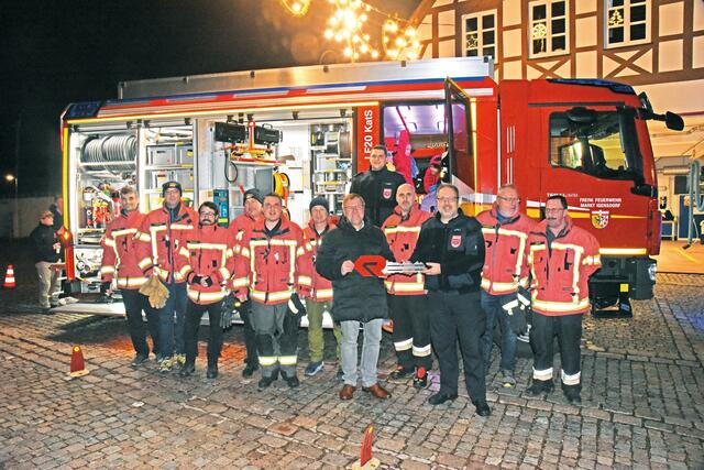 Vorne Bürgermeister Edmund Ulm und 1. Kommandant Stefan Hackl mit dem symbolischen Schlüssel, dahinter von links: Bernd Merkl, Jörg Schleifer, Philipp Wölfel, Stefan Langenhan, Andreas Hackl, Ralf Eckstein, 2. Kommandant Thomas Hackl, Lothar Saueressig, Michael Langenhan und Erich Ameis (von links). | Foto: Sabine Büssert