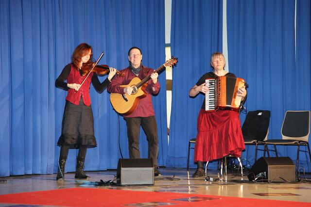 Das Trio BalAffaire unterhielt mit traditionellem Folk und eigenen Kompositionen. | Foto: Uwe Rahner