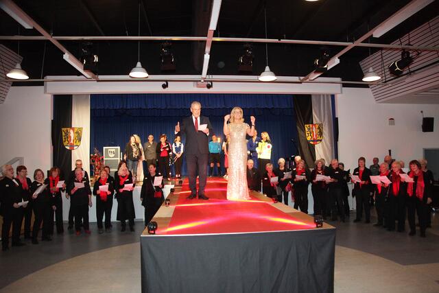 Die Liedertafel Eschenau und Thomas Witschel am Klavier gaben den richtigen Ton an, Innenminister und Bürgermeisterin dirigierten und alle gemeinsam sangen das Eckental-Lied des Eschenauer Musikers Adolf Prechtl. | Foto: Uwe Rahner