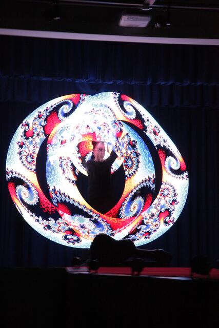 Leuchtstab-Jonglage von Matthias Vogel. | Foto: Uwe Rahner