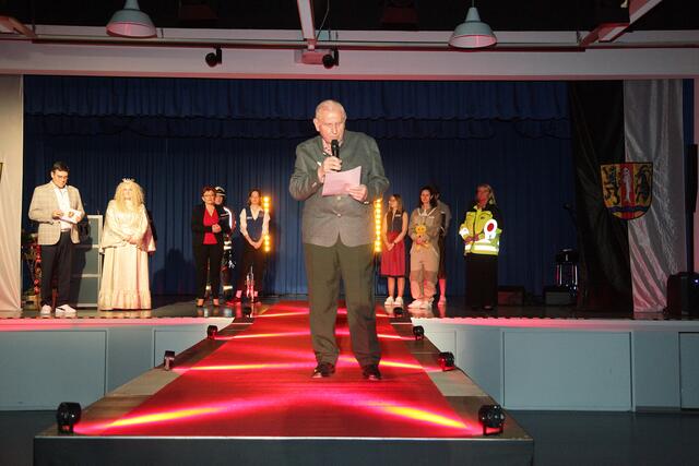 Böllerschütze Rudolf Dollack trat für die Schützenvereine auf die Bühne. | Foto: Uwe Rahner