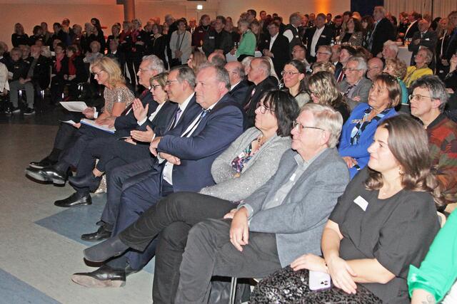 In der ersten Reihe: Bürgermeisterin Ilse Dölle, Innenminister Joachim Herrmann mit Gattin Gerswid, Landrat Alexander Tritthart, MdL Walter Nussel, Bezirksrätin Dr. Ute Salzner mit Gatte Dr. Hans-Jürgen Salzner und 2. Bürgermeisterin Nina Bezold aus Lauf an der Pegnitz (von links). | Foto: Uwe Rahner
