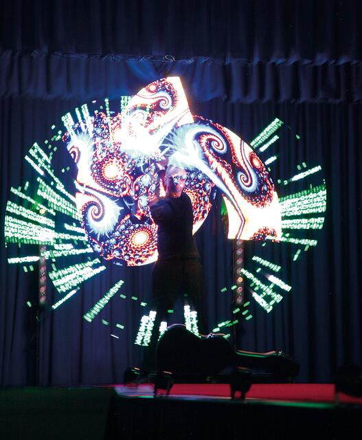 Der aus Brand stammende Zauberer und Bühnenunterhalter Matthias Vogel begeisterte mit einer Leuchtstab-Jonglage-Show. | Foto: Uwe Rahner