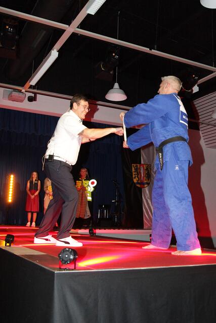 Ist es schwer, so ein Brett durchzuschlagen? Moderator Peter Stöckert durfte es mit Kampfsportler Jens Geider ausprobieren. | Foto: Uwe Rahner